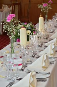 鲍内斯温德米尔但森沙洲酒店的长桌,带白板,蜡烛和鲜花