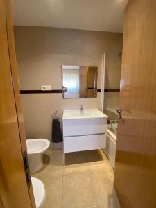 奥罗佩萨德尔马Valparaiso Marina Dór Planta 7的浴室配有白色水槽和卫生间。