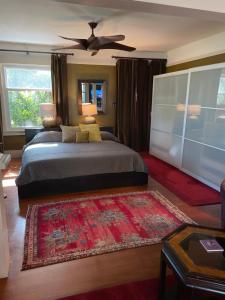 圣巴巴拉The 3 Dux的一间卧室配有一张床和吊扇