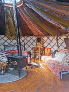 Vale do BarcoStar Gazing Luxury Yurt with RIVER VIEWS, off grid eco living的蒙古包内带炉灶和床的房间
