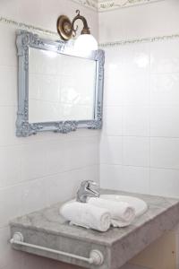 卡门港Villas Bocaina Beach的浴室配有盥洗盆、镜子和毛巾