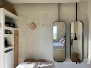 圣安娜纳克索斯Naxian Touch的一间带镜子的卧室和一张床铺