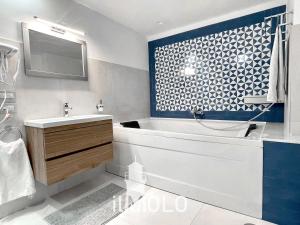 那不勒斯Il Molo的浴室配有白色浴缸和水槽