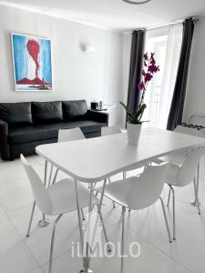 那不勒斯Il Molo的客厅配有白色的桌椅