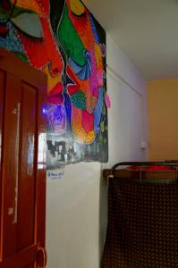 瑞诗凯诗BlaBla Hostel的挂在房间墙上的画