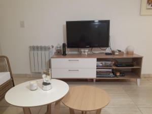 西波列蒂Departamento Nuevo en Cipolletti的客厅配有电视和桌子