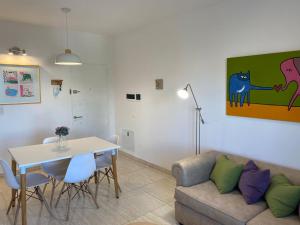 西波列蒂Departamento Nuevo en Cipolletti的客厅配有沙发和桌子