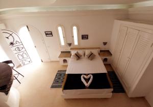 Al ḨaddādahDar ABDELKRIM的一间卧室,配有一张心形床
