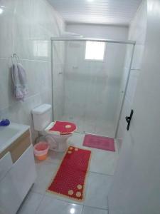 格拉玛多Kitnet Namorados的带淋浴和卫生间的白色浴室