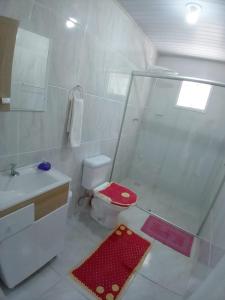 格拉玛多Kitnet Namorados的带淋浴、卫生间和盥洗盆的浴室