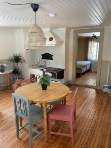 马隆HomeSweetSweden的一间带木桌和椅子的用餐室