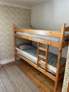 马隆HomeSweetSweden的客房内的两张双层床