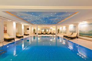德累斯顿玛丽蒂姆德累斯顿酒店的酒店游泳池拥有星空天花板