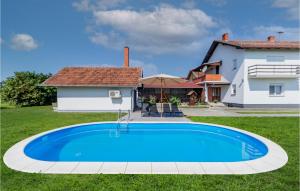贾科沃Nice Home In Dakovo With Pool的一座房子的院子内的一个大型蓝色游泳池