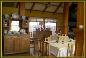 百内三塔拉戈德尔托罗宾馆的一间带两张桌子的用餐室和一间厨房