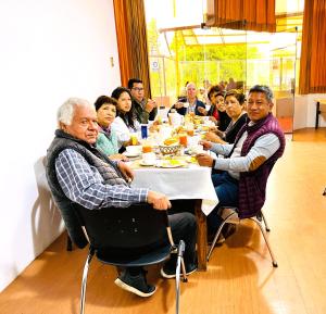 阿雷基帕Hotel Plaza San Antonio Arequipa的一群坐在桌子旁吃饭的人