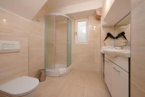 特罗吉尔中央广场宫殿旅馆的带淋浴、卫生间和盥洗盆的浴室