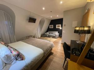 里斯本Hotel Sete Colinas的一间卧室设有一张床和一间客厅。