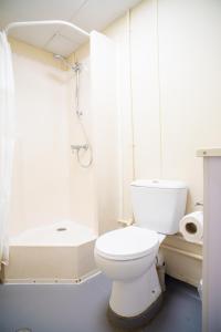 莫尔兹比港Green Hills Accommodation Village的白色的浴室设有卫生间和淋浴。