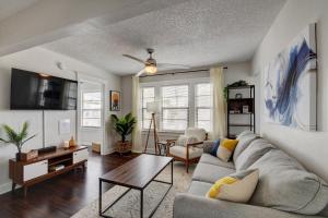 Cozy 1-bd oasis Downtown Lake Worth, 5 Star Amenities的电视和/或娱乐中心