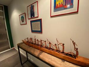 北帕默斯顿Refreshstay的博物馆里展示的木船