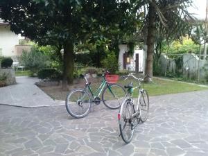 托里迪夸尔泰索洛卡萨艾琳住宿加早餐旅馆的两辆自行车停在路边,彼此相邻