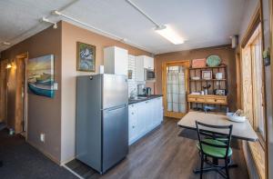 耶洛奈夫Aurora Bayside Inn的厨房配有冰箱和桌椅
