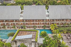 坎古Swarga Suites Bali Berawa的享有带游泳池的度假村的空中景致