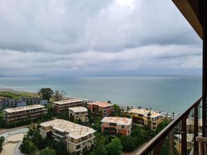 查克维Dreamland deluxe apartment的阳台享有海景。