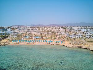 沙姆沙伊赫Pickalbatros Royal Grand Sharm - Adults Friendly 16 Years Plus的享有海滩的空中景致,配有遮阳伞和建筑