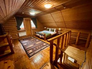 基希讷乌Sky Land Camping & Resort的小木屋内一间卧室的顶部景色