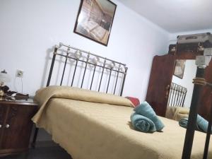 厄尔·布尔戈·德·奥斯马La casita del herrador的一间卧室配有一张床和一个木制梳妆台