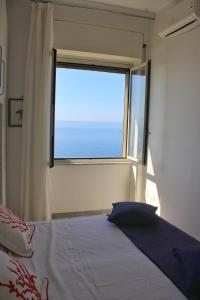 维耶特里Casa Colombo的一间卧室设有一张床和一个大窗户