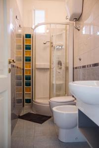 维耶特里Casa Colombo的浴室配有卫生间、淋浴和盥洗盆。