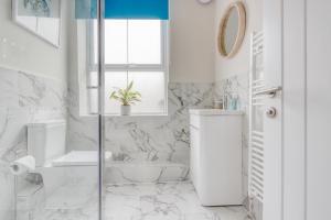 亨斯坦顿伊利茵布鲁克旅馆的带淋浴和卫生间的白色浴室
