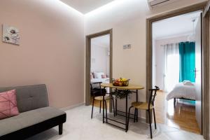雅典Sirens Athens Apartment的客厅配有沙发和桌子