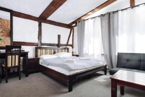托伦勒根达酒店的一间卧室配有一张床、一张桌子和一张沙发