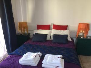 帕福斯Vangelios Apartments的一间卧室配有带毛巾的床