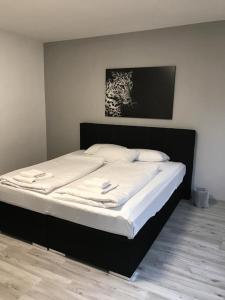 纳祖尔Marchica Apartment Nador Jadid Wifi Klima的卧室内的一张床位,配有黑色床架