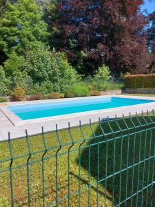 兰佐丁泰尔维Incantevole appartamento con piscina e vista monti的网球场被围栏所看见