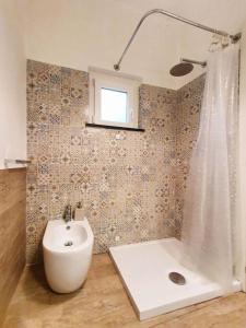 克里日亚La Terrazza Sul Blu的一间带水槽、卫生间和淋浴的浴室