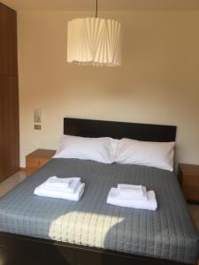 卡尔切拉尼卡阿拉戈Paradiso sul lago的一间卧室配有一张床,上面有两条毛巾