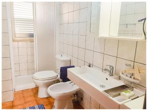 布泰拉Hostel Vela Vega的白色的浴室设有卫生间和水槽。