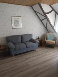 策尔廷根-拉蒂希Mosea的阁楼内的客厅配有蓝色沙发
