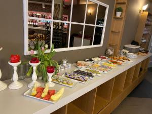 MachelenFly inn Hotel Lounge的自助餐,在柜台上提供多种不同类型的食物