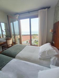 奥亚阿雷纳酒店的酒店客房设有两张床和大窗户。