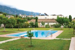 Ágios GeórgiosLaki Villa with pool and jacuzzi的一座位于树木公园和建筑中的游泳池