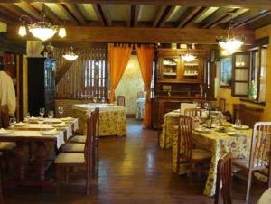 特雷斯诺帕萨达普拉达特浦酒店和餐厅的餐厅内带桌椅的用餐室