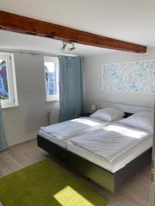 FulgenUrlaub in Kühlungsborn的一间卧室配有一张大床和绿色地毯。