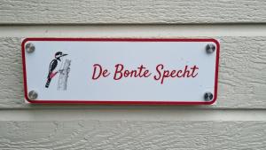 HattemerbroekDe Bonte Specht的墙上的读书标牌